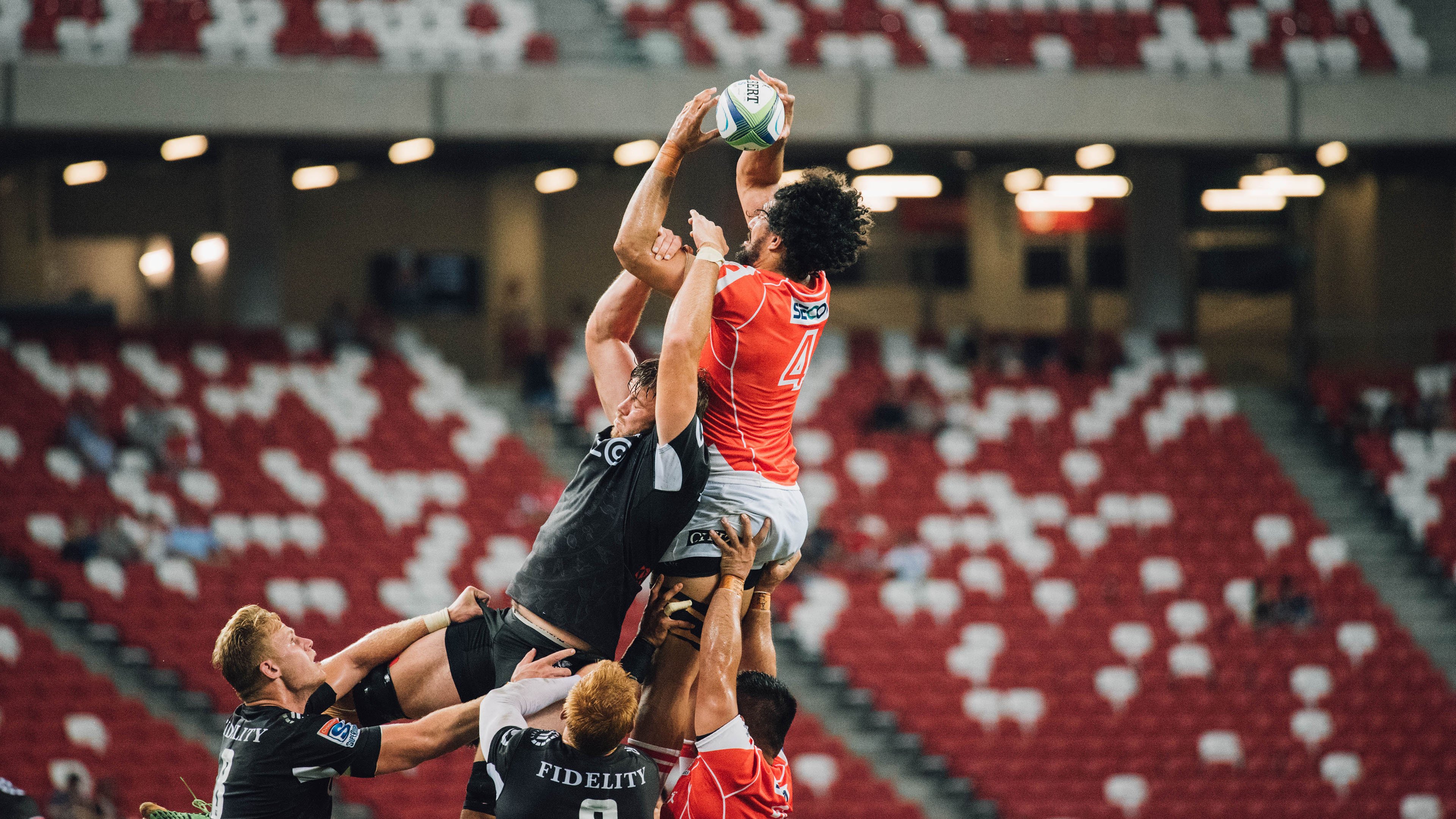 开云体育充值-2018年季后赛：库里在与火箭的系列赛中投中史上最长距离的三分球，震撼全场！